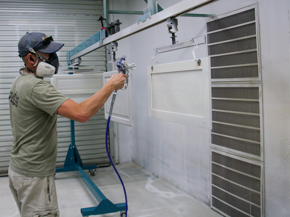 Vertically spraying panels at an eye level ergonomic position, panels turn at 90 degree locked positions to spray all sides at one time