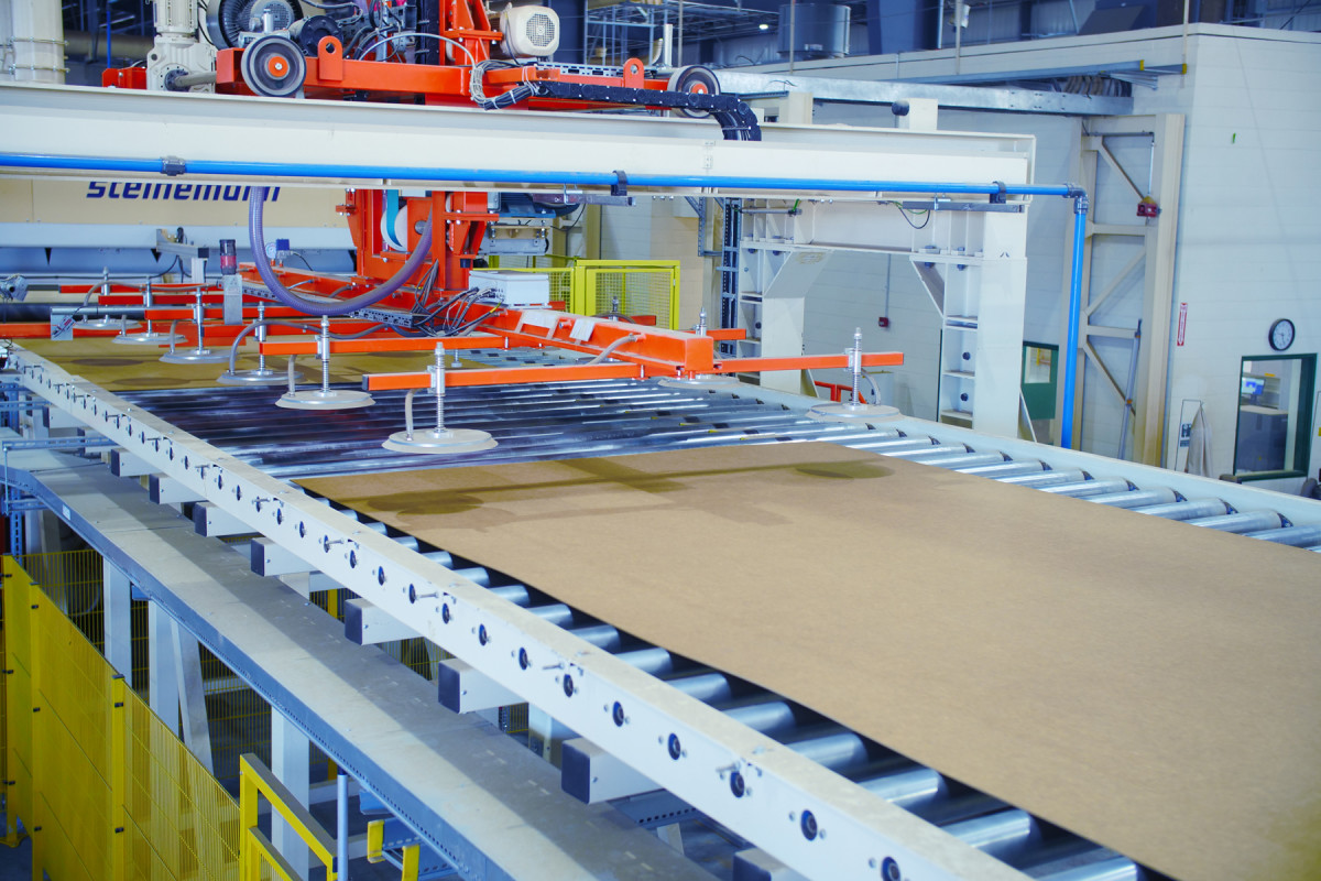 Newly branded Eureka MDF rolls off the manufacturing line at CalPlant’s facility in Willows, Calif.